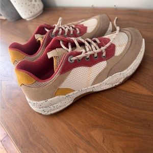 Size 8.5 womens Taōs Super Hiker sneakers